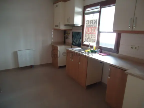 Krc'den Merkezi Konumda Katta Kiralık 3+1 Daire 1
