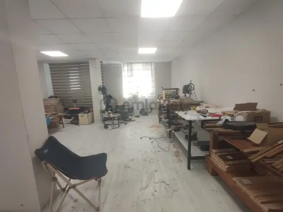 Şeker'de Köşe Başı Geniş Vitrinli Kepenkli 130m2 Hazır Kiracılı 2