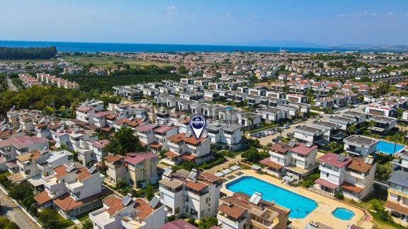 Davutlar Işılkent Sitesi’nde Havuz Yanı, Köşe Konum 5+1 Yazlık 2