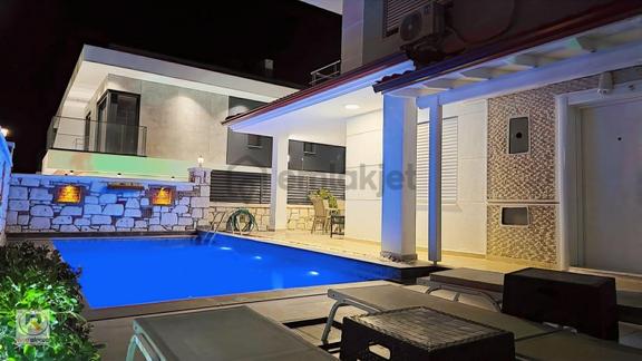 Alaçatıda Müstakil Havuzlu Bahçeli Kiralık 3+1 Yıllık Villa 1