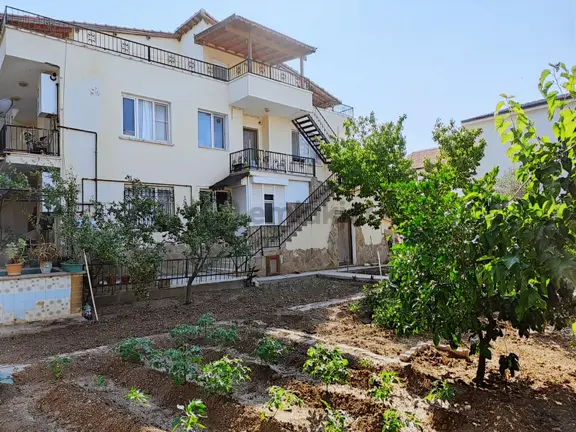 40/80 İmarlı 417m2 Arsa Ve 3 Adet Daire Denize 200 Metre 2