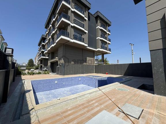 Hüsnü Karakaş'da 1+1 Havuzlu Eşyalı Geniş Satılık Daire 2