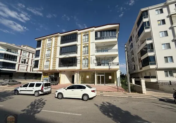Han Gayrimenkulden Hasasta 150 M² Kiralık Dükkan 2