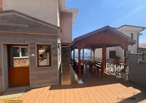 Altınoluk'ta Deniz Manzaralı Bahçeli Satılık Müstakil Villa 1