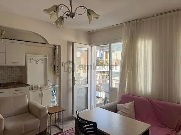 Karşıyaka'da Merkezi Konumda Eşyalı Satılık 2+1 Daire 1