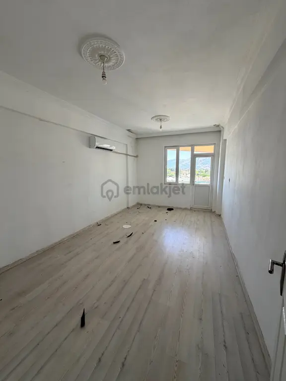 Döşemealti Yeni̇köy Merkezde Tadi̇latli Satilik 2+1 Dai̇re 1