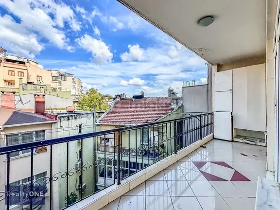 R-one Cihangir Pürtelaş Sokak Balkonlu 3+1 Kiralık Daire-eng 1