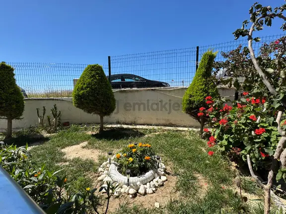 Kuşadası Değirmendere'de Özel Bahçeli Havuzlu Sitede 2+1 2