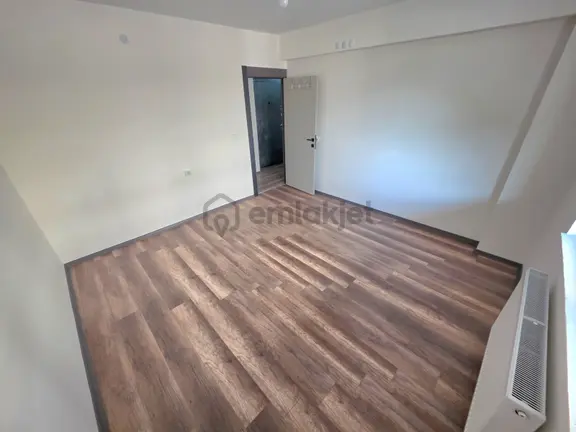 Akbal'dan Şahapgürler'de Yeni Bina'da Geniş M2'li G.cephe Daire! 2