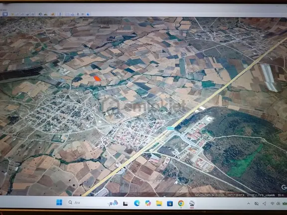 ""gazi Emlak""köy Çıkışı 5735 M2 Üniversiteye 1 Km Tarla 1
