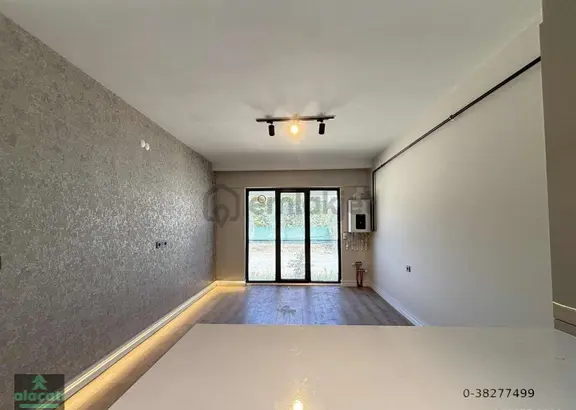 Alaçatı'dan Taşpınar Da Cadde Üzeri Satılık 1+1 Daire 2