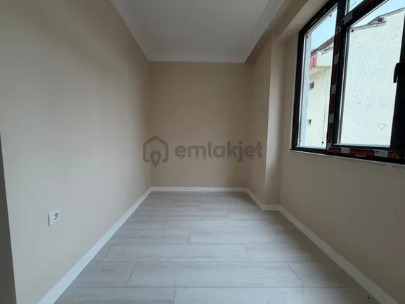 Bağlarbaşı Mah. Merkezi Konumda İskanlı K.otopark Üstü 2+1 Giriş 2