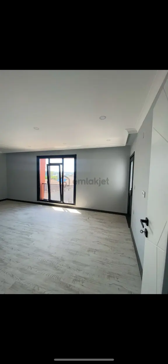 Bolluca'da Balkonlu Ve Şehir Manzaralı Kiralık 2+1 Daire 1