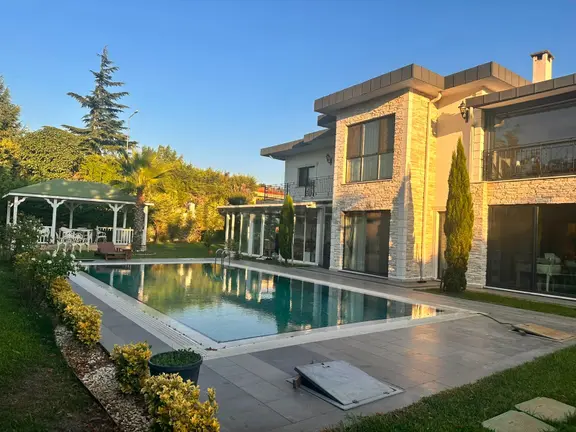 Tepekent’te 1800 M² Arsa İçınde Havuzlu 500 M² Müstakıl Vılla 1