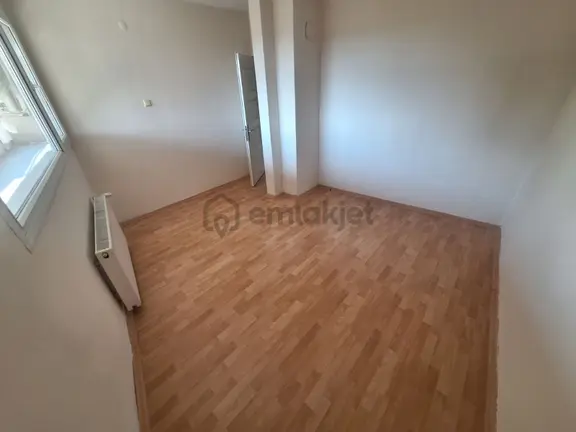 Bornova'nın Merkezinde Ata Durağı'nda Doğalgazlı Kiralık Daire 2