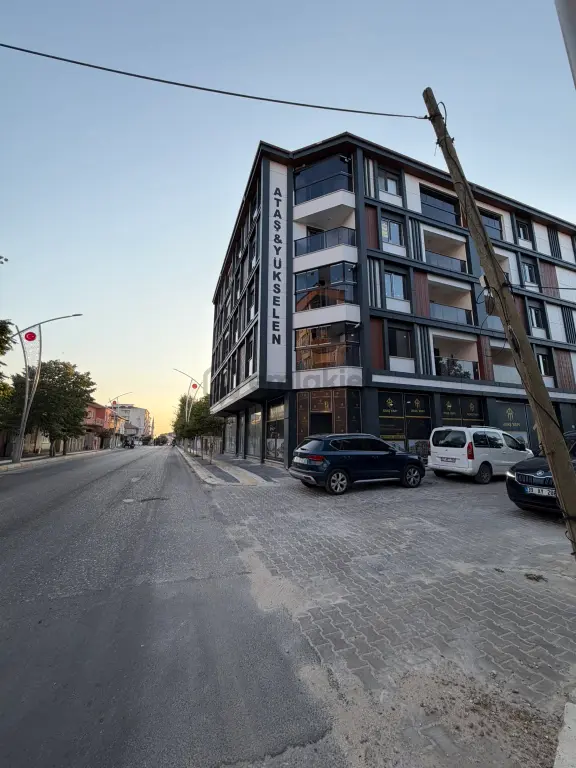0 Köşe Ön Cadde Cephe 2+1 2