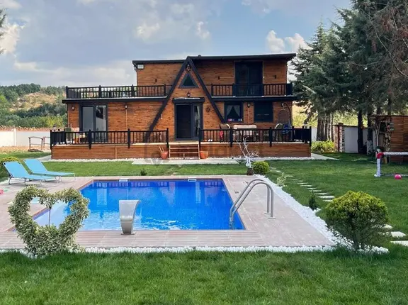Yapı Ruhsatlı İmarlı 2500 Metre Kare Arsa Ve 3+1 Yapısı İle Mükkemmel Konumda Satılık 1