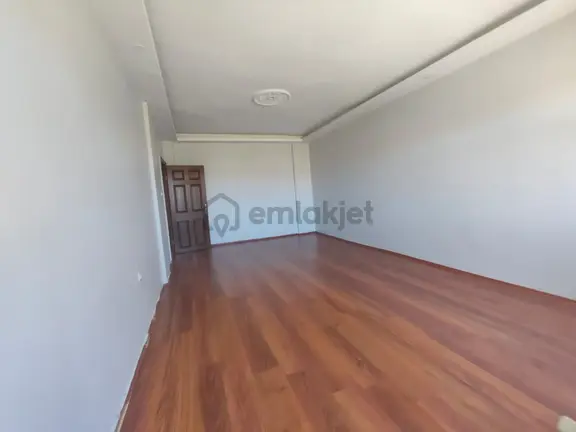 Yılmaz Gayrımenkulden 1.katta Ön Cephe 3+1 Satılık Daire 1