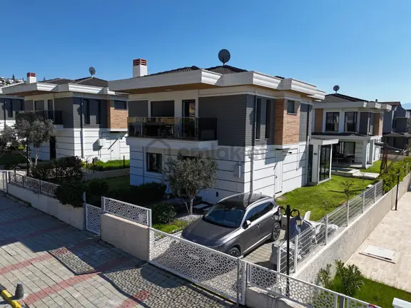 Kuşadası Yavansu Mahallesinde Köşe Konum Müstakil Villa 2
