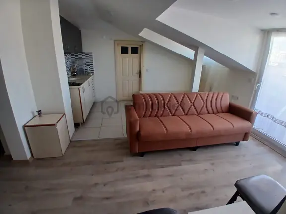 Ender Uysal Gayrimenkulden Asmalıevlerde 1+1 Çatı Katı Kiralık Daire 1