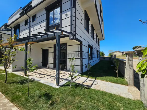 Deniz'den 4+1 Denize Yakın , Yerden Isıtmalı,bahçeli Villa 2