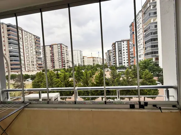 Fıstıklık'da Merkezi Konumda Arakat Çift Cam Balkonlu Geniş 3+1 2