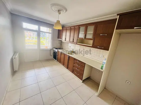 Güzelyurt Mahallesi Metrobüsün Dibi Kiralık 3 + 1 Daire 2