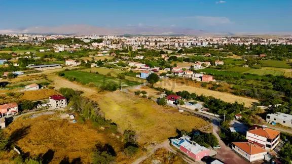 Emin Emlaktan Sırasöğütlerde Yola Cepheli 8.032 M² Tarla 2