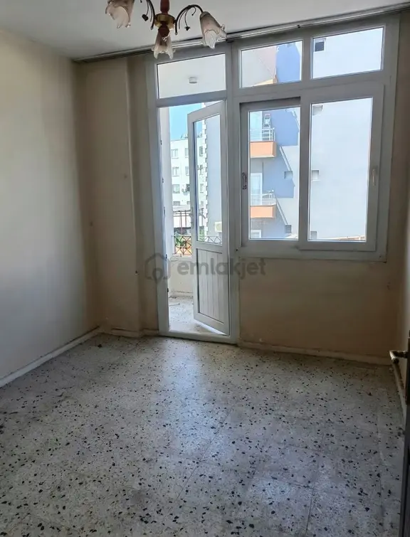 Genç Emlak'tan Mithatpaşa'da Kiralık 2+1 Daire 2