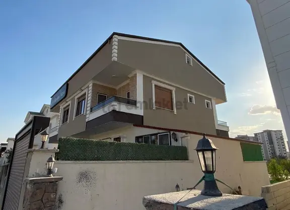 Şehirgösterende Merkezi Konumda Cadde Üstü Fırsat Satılık Villa 1