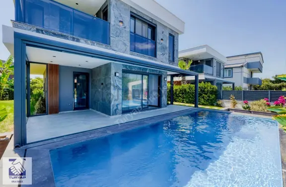 Urla Atatürk Mahallesinde Özel Havuzlu, Müstakil Villa 1