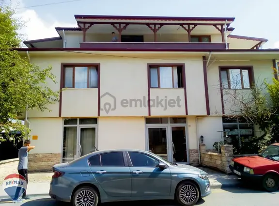 Şehrin Tam Merkezinde Bahçeli Müstakil Satılık 3 Katlı Bina 2