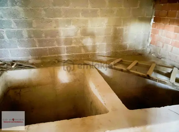 Akhisar Süleymanköyde Satılık 210 Metre Arsa Üzerinde Depo Avlu 2