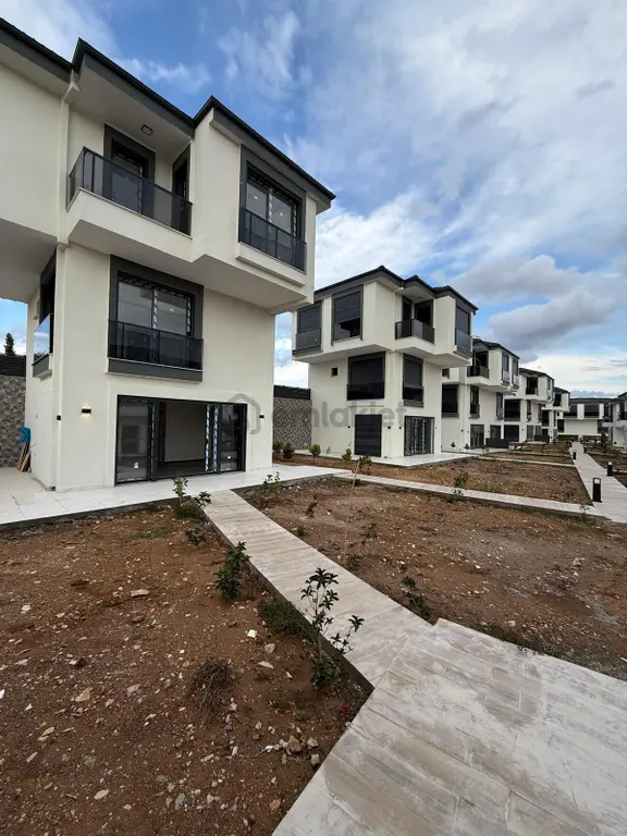 Mustakil Ortak Havuzlu Bahceli Ultra Lüks 4 +1 1