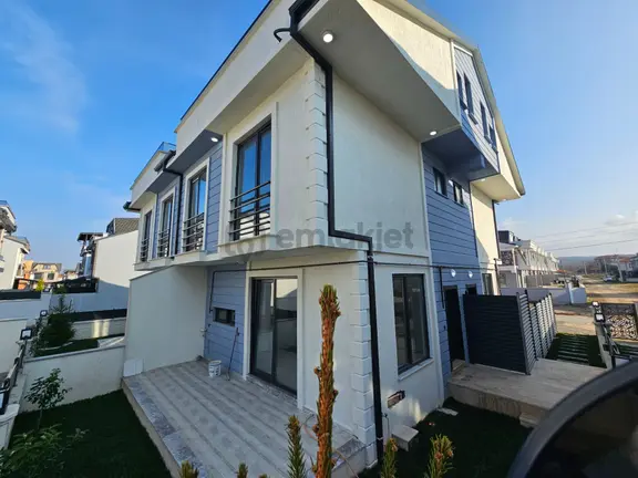 Denize Yürüme Mesafesinde, 3+1 Yerden Isıtmalı Bahçeli Villa 1