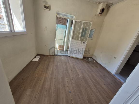 Konak Gürçeşme Camii Altsokağında Zemin 2+1(su 3kişiyle Ortak)eletrik Ayrı Su Bir,kılasik Eski Daire 2