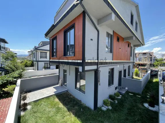 Yrc'den Giyinme Odalı Geniş Bahçeli Merkez Plaj'da Lüks Villa! 1