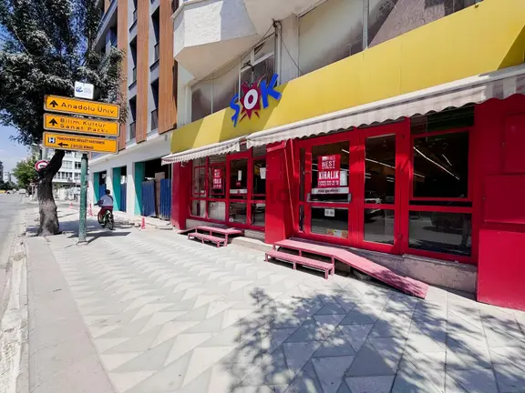 Rw Nestten Atatürk Cd'de 310 M2 Kurumsala Kiralık Dükkan 1
