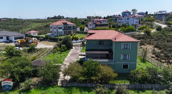 Re/max Mavi'den 10 Dönüm Arsa Ve 3 Katlı Deniz Manzaralı Ev 2