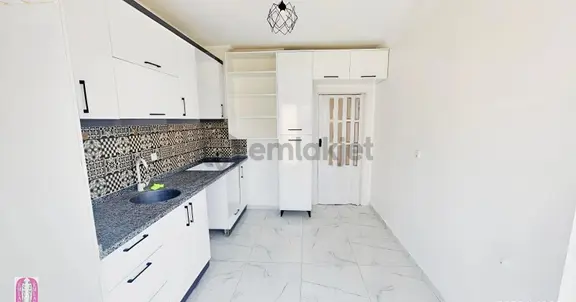 A K Mutludan Aktoprakta Asansörlü Arakat Geniş 2+1 Daire Eşyasız 2