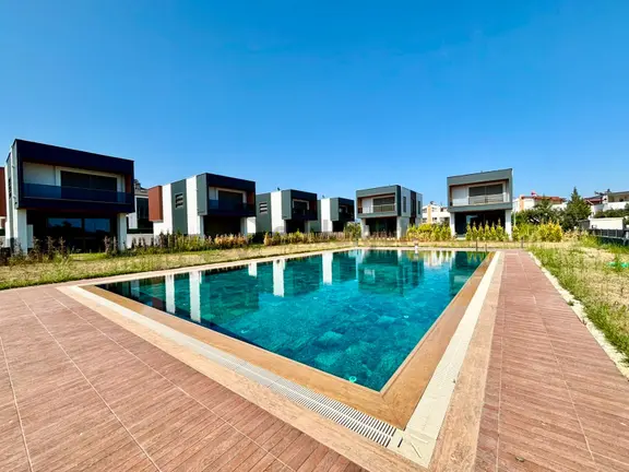 ꧁ay Emlaktan꧂güre'de Yolun Alt Tarafında Yüzme Havuzlu Denize Yakın Satılık 3+1 Lüks Müstakil Villa 1