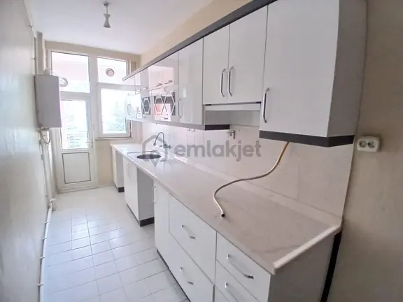 Akçay Emlak'tan Akşehir Stadyum Civarında Asansörlü Bakımlı Kiralık 3+1 Daire 1