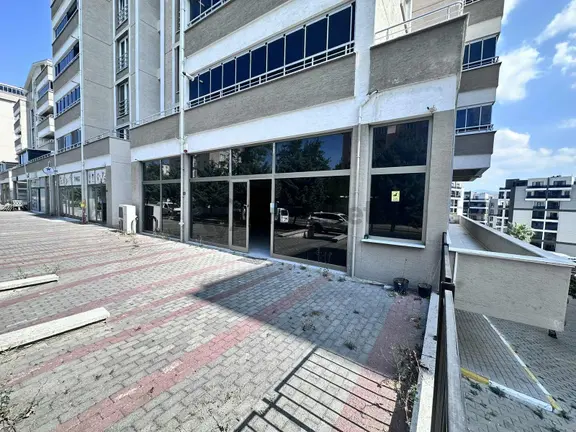 Balkan Mahallesi'nde Cadde Üzeri 600 M² Kiracılı Satılık Dükkan 2