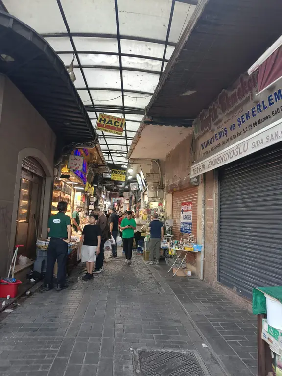 Eminönü Meydanda Satılık Dükkan&depo 1