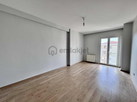Madenler Metro Yakını Nuce Konutları 1+1 Ara Kat ! Havuzlu Site 2