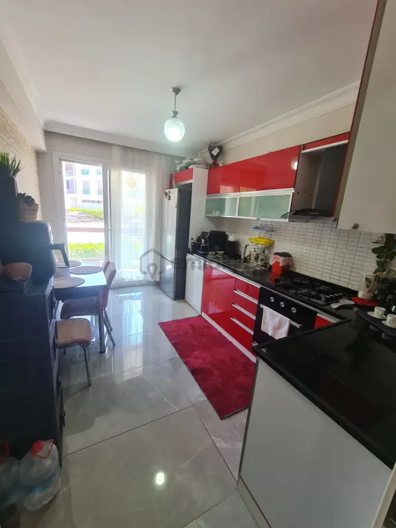 Havuzlu Güvenlikli Sitede 1