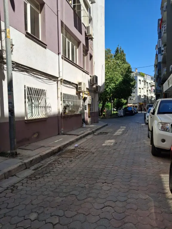 Güzelyalı'da Sahile Yakın Aydınlık 2+1 Kiralık Daire 1