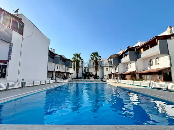 ꧁ay Emlaktan꧂güre'de Yolun Altında Denize Sadece 200 Metre Satılık 2+1 Yüzme Havuzlu Bahçeli Villa 2
