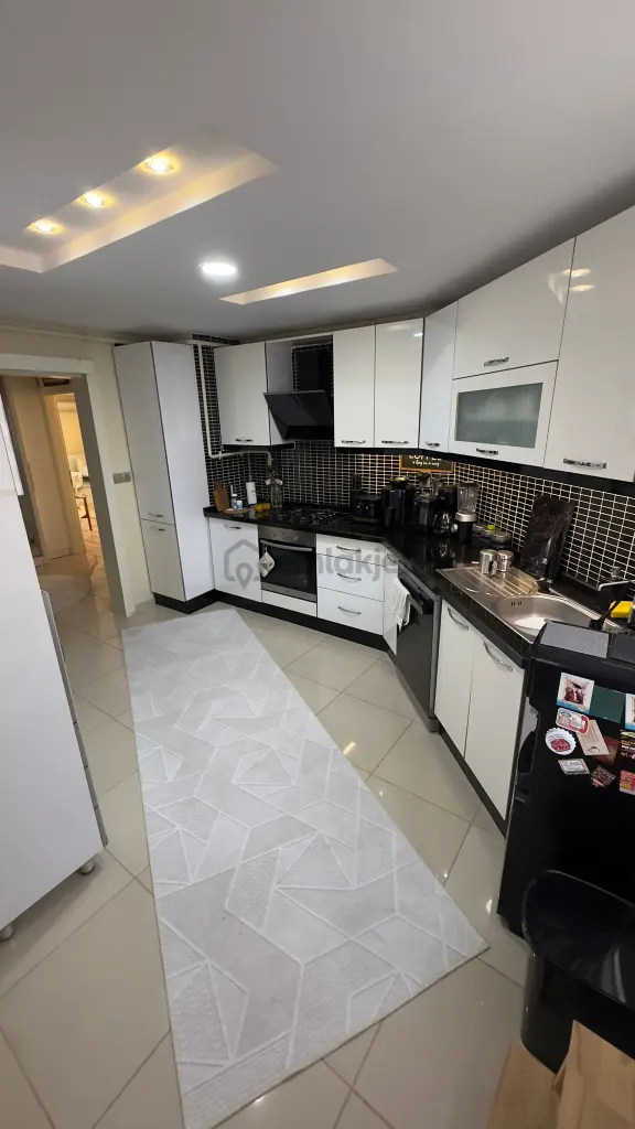 3+1barajyolu 15-14katı Blv Üzeri 11-15yaş Hasarsız 2banyo 210m2 Dgaz Kap.mutfak A.k Otopark Full+ful 1