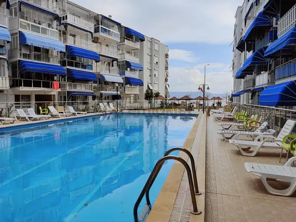 Yakamoz Emlak'tan Kumla'da Satılık Denize Sıfır Havuzlu1+1 Daire 1